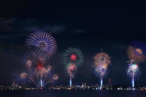 カラフルな湖上打ち上げ花火/松江水郷祭 カラフルな湖上打ち上げ花火/松江水郷祭の写真