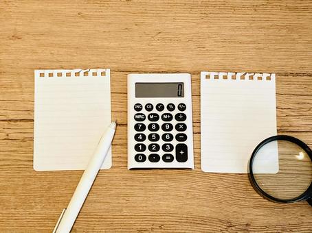 白紙のメモ用紙2枚と電卓、ルーペ 電卓,メモ,虫眼鏡の写真素材