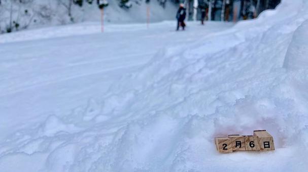 2月6日積木放置在滑雪場的雪地裡 2月6日積木放置在滑雪場的雪地裡