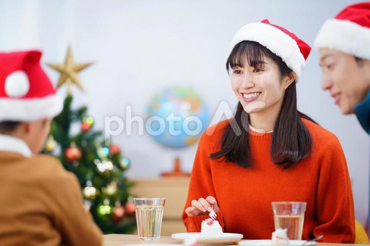 ケーキを食べながら笑顔でクリスマスをする家族 家族,人物,男性の写真素材