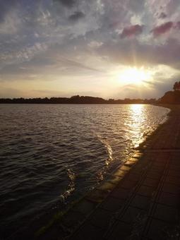 雲の間から射す夕日の光 雲の間から射す夕日の光の写真