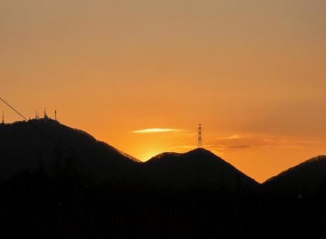 太陽が昇る直前の朝焼け 朝焼け,夜明け,シルエットの写真素材
