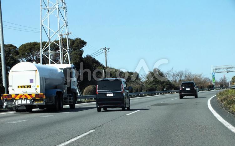 燃料運搬中　登坂車線を走行中 タンクローリー,燃料,輸送の写真素材