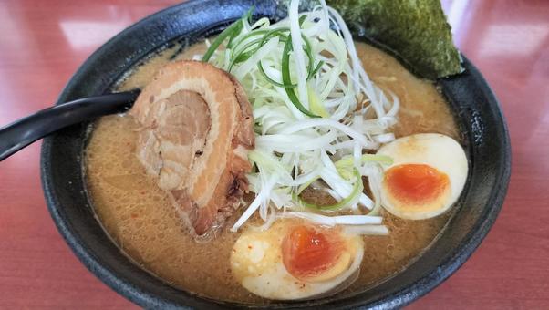 煮玉子入りラーメン 煮玉子入りラーメンの写真