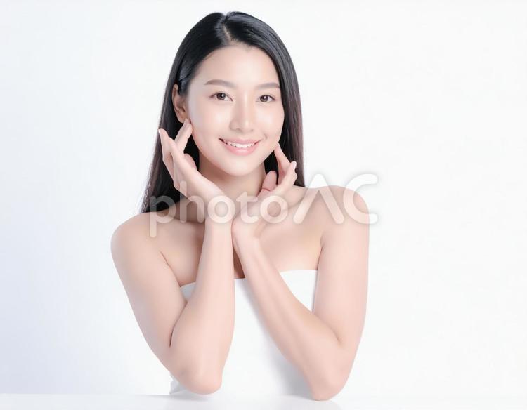 スキンケアをする女性イメージ 女性,スキンケア,美容の写真素材