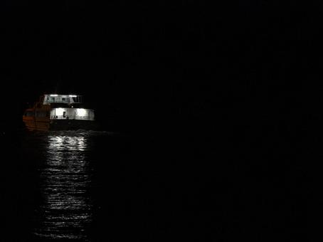 夜の広島港散歩、波が静かな瀬戸内海 夜,夜景,港の写真素材