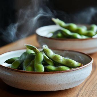 湯気が立ちのぼる茹でたての枝豆 湯気が立ちのぼる茹でたての枝豆の写真