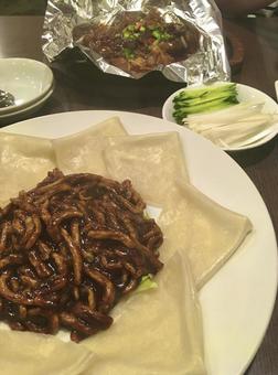 豚肉の甘味噌炒めと牛すじの鉄板焼き 豚肉の甘味噌炒めと牛すじの鉄板焼き 中華料理,豚肉,味噌炒めの写真素材