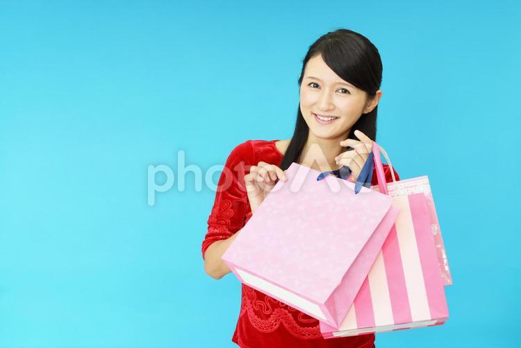 買い物袋を持つ笑顔の女性 女性,女,笑顔の写真素材