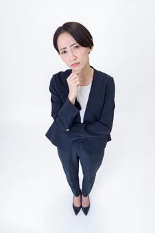 考える女性・俯瞰 考える女性・俯瞰 会社員,営業,キャリアの写真素材