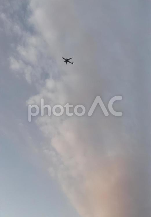 珍しく下の方を飛んでる飛行機と遭遇 飛行機,空,上空をの写真素材