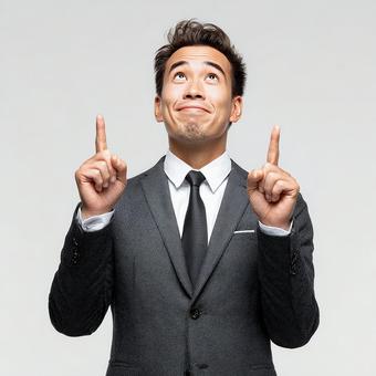 ひらめきを得て指を指す日本人ビジネスマン ひらめきを得て指を指す日本人ビジネスマンの写真