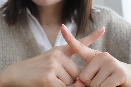 バツポーズの女性 バツ,バツポーズ,ばつの写真素材