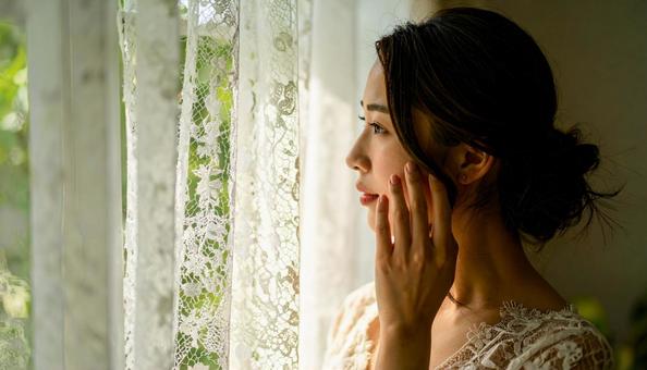 ビューティイメージ 頬をさわる女性 ビューティイメージ 頬をさわる女性の写真
