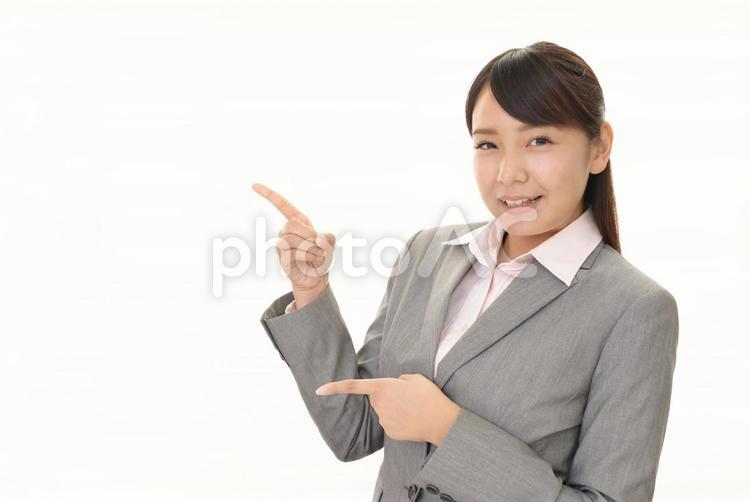 指示するビジネスウーマン 女性,ビジネスウーマン,仕事の写真素材
