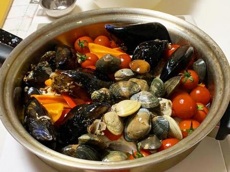 貝のヘルシー料理 トマト,パプリカ,貝の写真素材