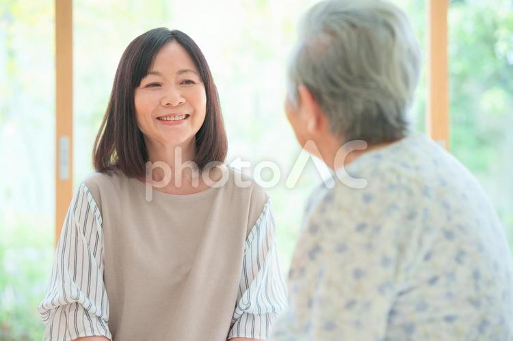 母の話を聞く娘 女性,親子,母の写真素材