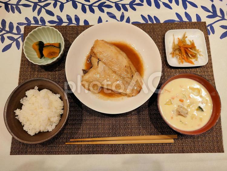 日本の家庭的な食卓 日本食,日本の家庭食,煮魚の写真素材