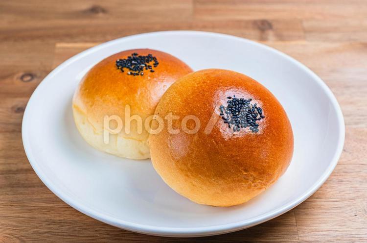 白皿にのったあんぱん あんぱん,菓子パン,和菓子の写真素材