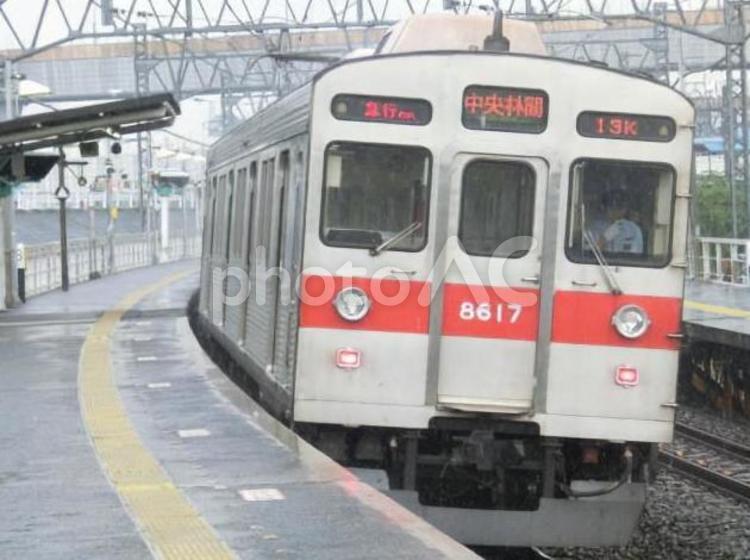 駅から見た東武伊勢崎線の車両 東武,伊勢崎線,東急の写真素材