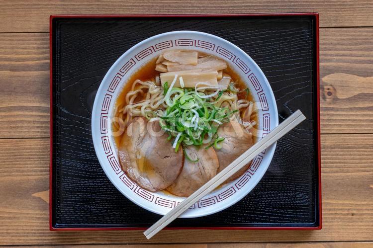 山形煮干しラーメンとおぼんで盛り付け 煮干しラーメン,山形,割り箸の写真素材