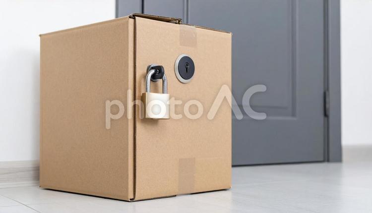 玄関に備え付けられた鍵付きの宅配ボックス 宅配ボックス,置配ボックス,玄関前の写真素材