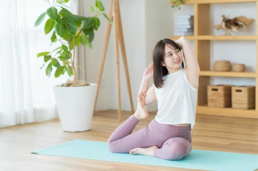 リビングでヨガをする若い女性 リビングでヨガをする若い女性 ヨガ,ダイエット,若い女性の写真素材