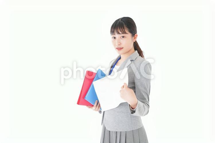 オフィスで書類を確認するビジネスウーマン オフィス,職場,社内の写真素材