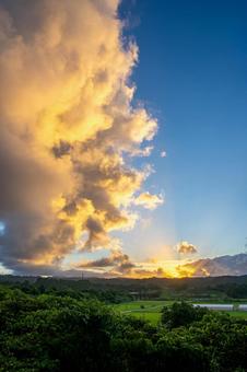 夕焼け空に浮かぶ雲 夕焼け空に浮かぶ雲 夕暮れ,夕焼け,夕日の写真素材