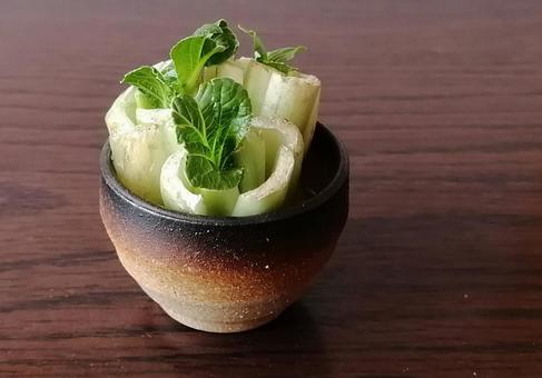 小松菜の根を水に挿しておくと再生できます 水耕栽培,小松菜,リボベジの写真素材