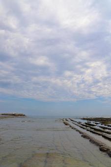 青島の海岸 雲の多い空 青島の海岸 雲の多い空の写真
