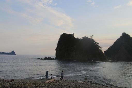 トンボロ現象の瀬浜海岸からの夕景 トンボロ現象の瀬浜海岸からの夕景 トンボロ現象,瀬浜海岸,夕景の写真素材