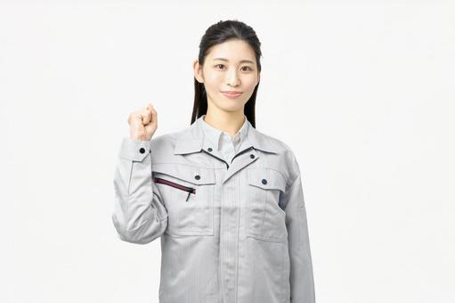 ガッツポーズする作業服の若い女性 ガッツポーズする作業服の若い女性 作業服,女性,ガッツポーズの写真素材