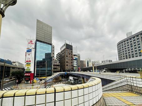 早朝の上野の街並み 歩道橋 早朝の上野の街並み 歩道橋 上野駅正面玄関口,上野駅前,台東区の写真素材
