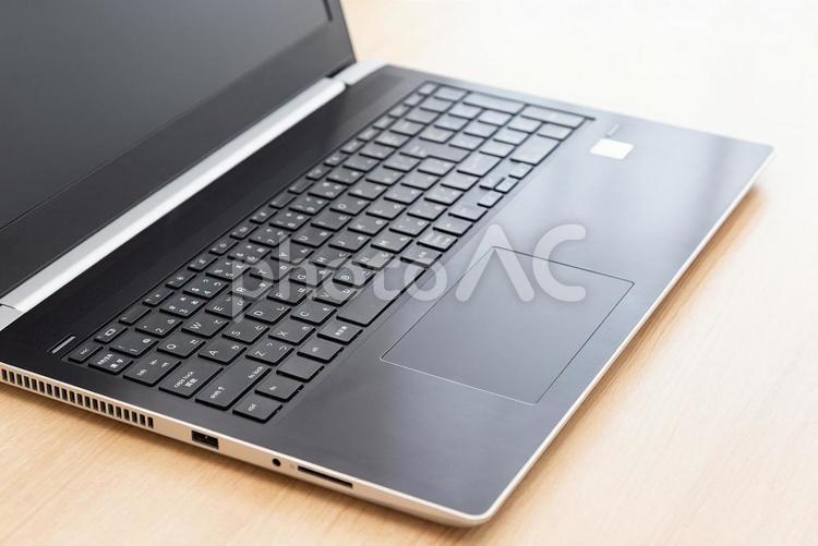 デスクに置かれたノートパソコン ノートパソコン,デスク,ビジネスの写真素材