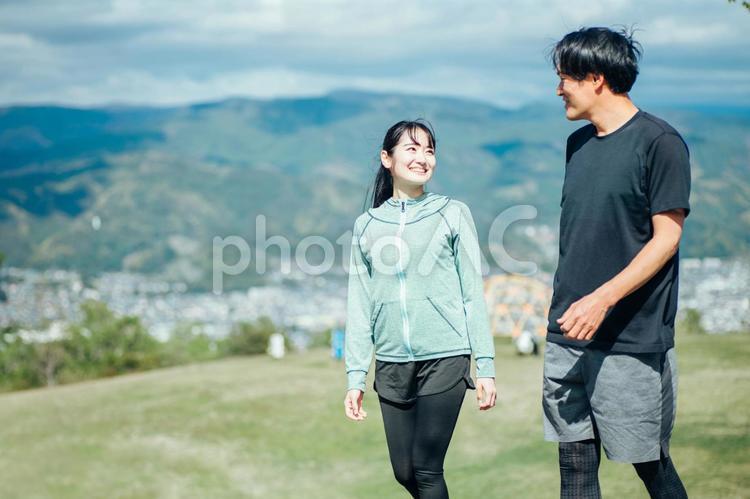 公園でトレーニングしに来た男女 トレーニング,運動,スポーツの写真素材