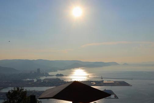 ８月下旬の高松市屋島山上からの夕陽 夕陽,太陽,海の写真素材