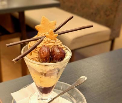 老舗喫茶店のモンブランパフェ 老舗喫茶店のモンブランパフェ モンブラン,モンブランパフェ,パフェの写真素材