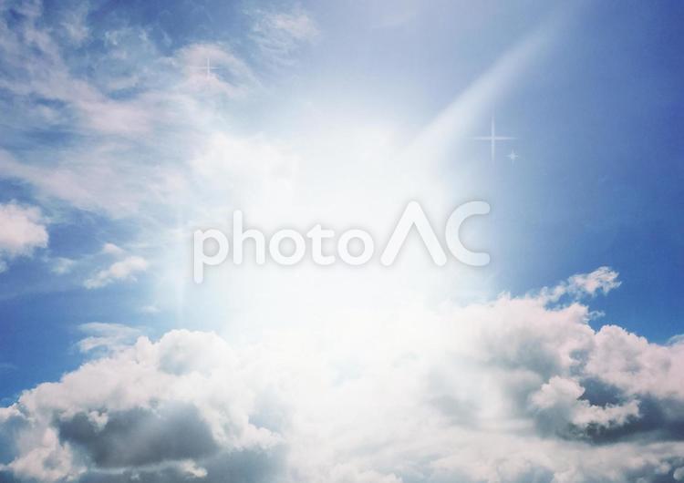 夏をイメージした青空と逆光のグラフィック 空,太陽,逆光の写真素材