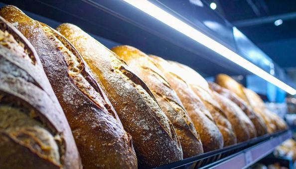 店頭で売られているフランスパン 店頭で売られているフランスパンの写真