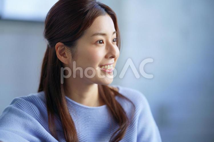 横を向いている女性のポートレート 女性,日本人,1人の写真素材