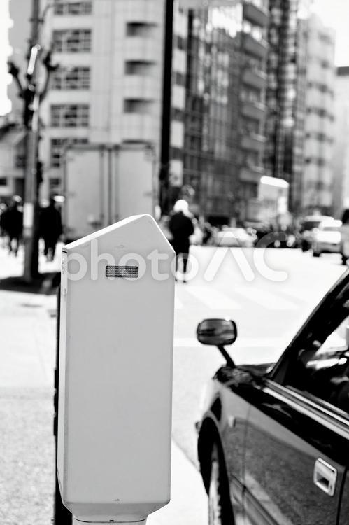 路上駐車とパーキングメーター　モノクロ コピースペース,パーキングメーター,モノクロの写真素材