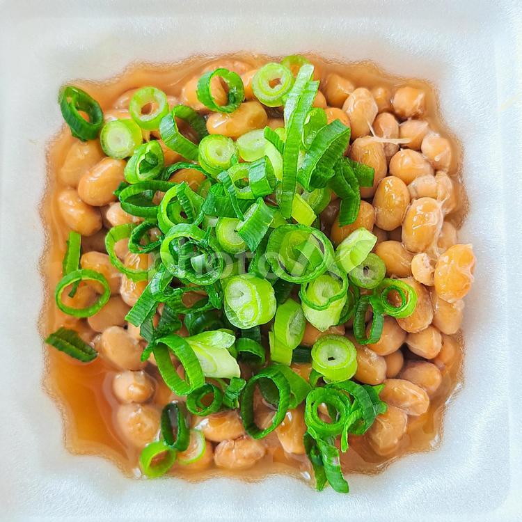 パックの中の納豆とネギ③ 納豆,食べ物,フードの写真素材