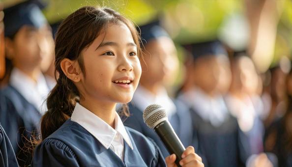 マイクに向かって発表する女子学生の口元 マイクに向かって発表する女子学生の口元の写真