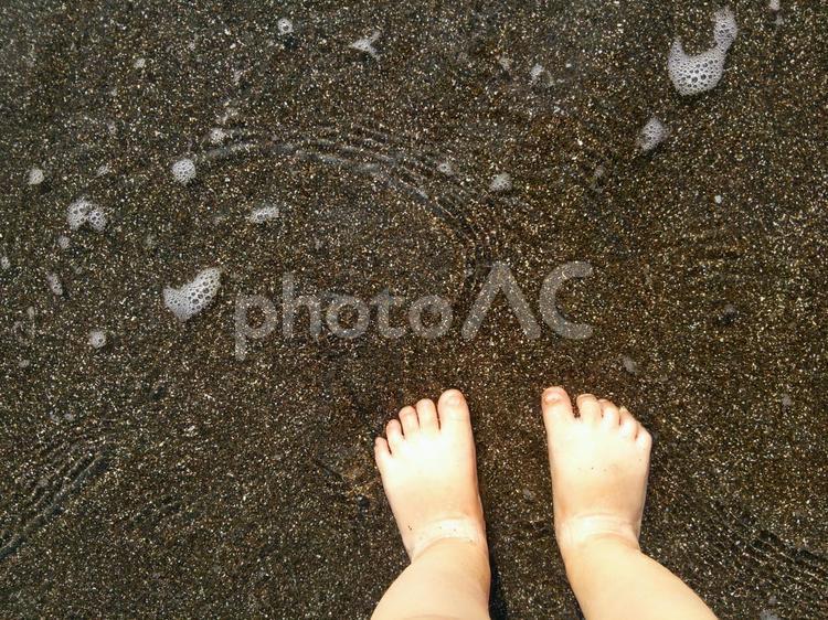 波打ち際の子供の裸足 裸足,素足,子供の写真素材