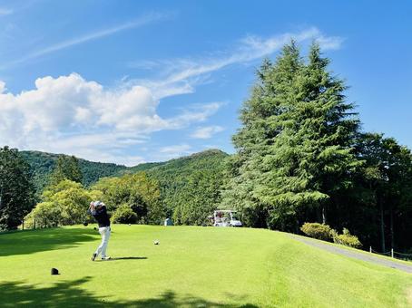 緑の山並みに向かってドライバーショット 武蔵の杜カントリークラブ,ゴルフ場,ゴルフの写真素材
