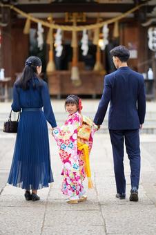 神社の本殿へ向かう家族の七五三参り 神社の本殿へ向かう家族の七五三参り 七五三,お参り,七五三参りの写真素材