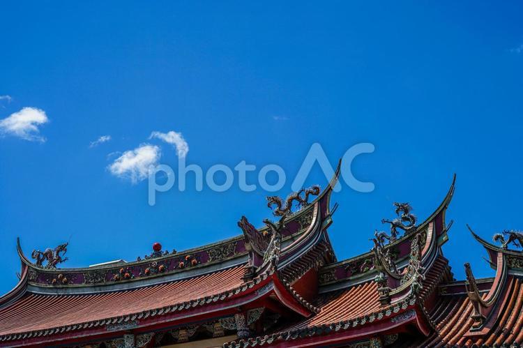 行天宮と青空（台湾・台北） 行天宮,台北,台湾の写真素材
