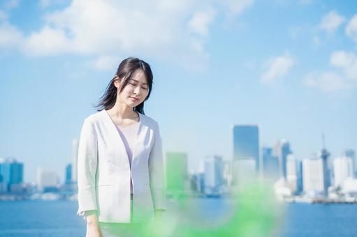 ネガティブな感情を示すビジネスウーマン ネガティブな感情を示すビジネスウーマン 悩む,外,コピースペースの写真素材
