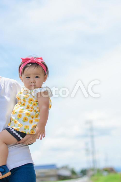 ママに抱っこをされる赤ちゃん 抱っこ,赤ちゃん,ママの写真素材